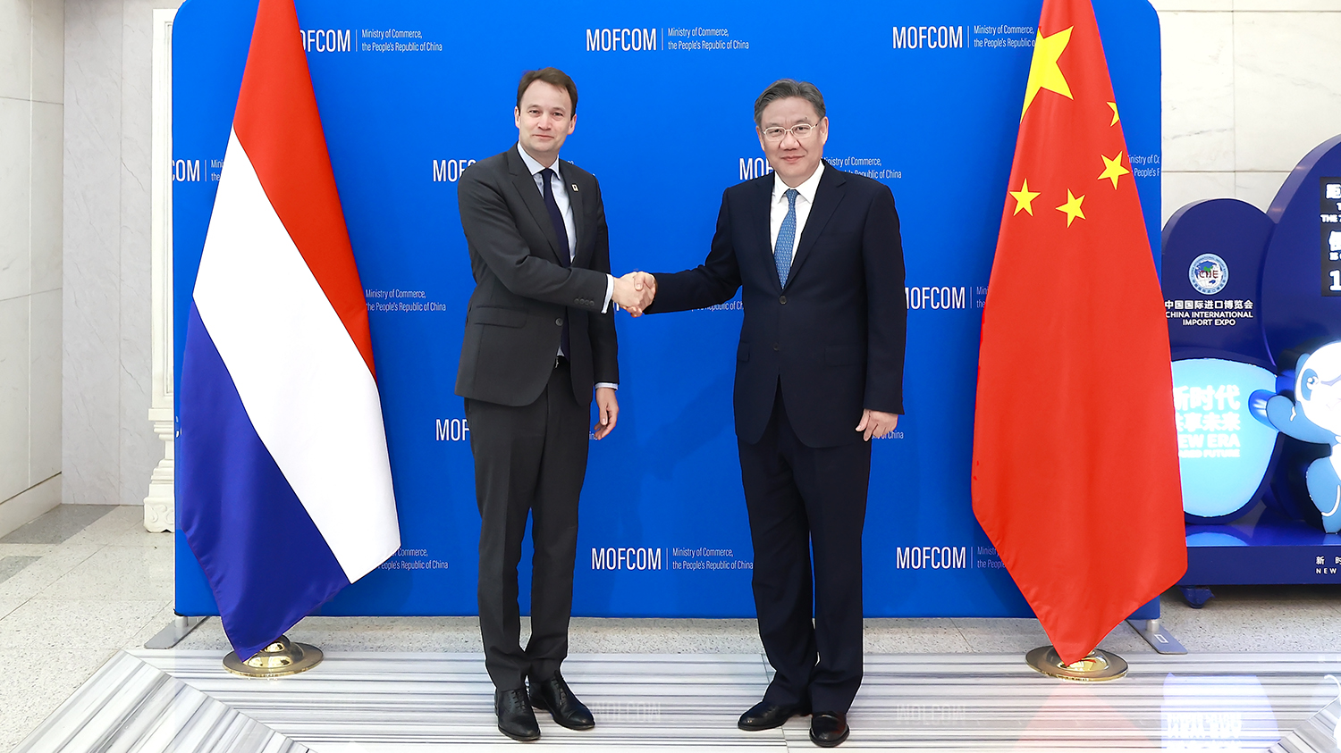 Chinese Commerce Minister Wang Wentao (R) shakes hands with visiting Dutch Minister for Foreign Trade and Development Cooperation Geoffrey van Leeuwen in Beijing, China, March 27, 2024. /Chinese Ministry of Commerce