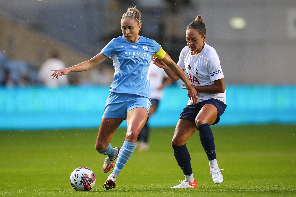 Steph Houghton (L) of Manchester City Women and Kyah Simon of Tottenham Hotspur Women battle for the ball during the FA Women's Super League at the Academy Stadium in Manchester, England, September 12, 2021. /CFP