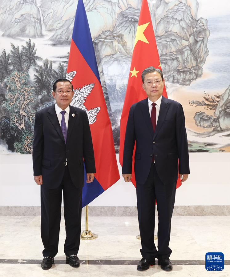 Zhao Leji (R) meets with Samdech Techo Hun Sen, president of the Supreme Privy Council to the King of Cambodia in Boao, China's Hainan Province, March 28, 2024. /Xinhua
