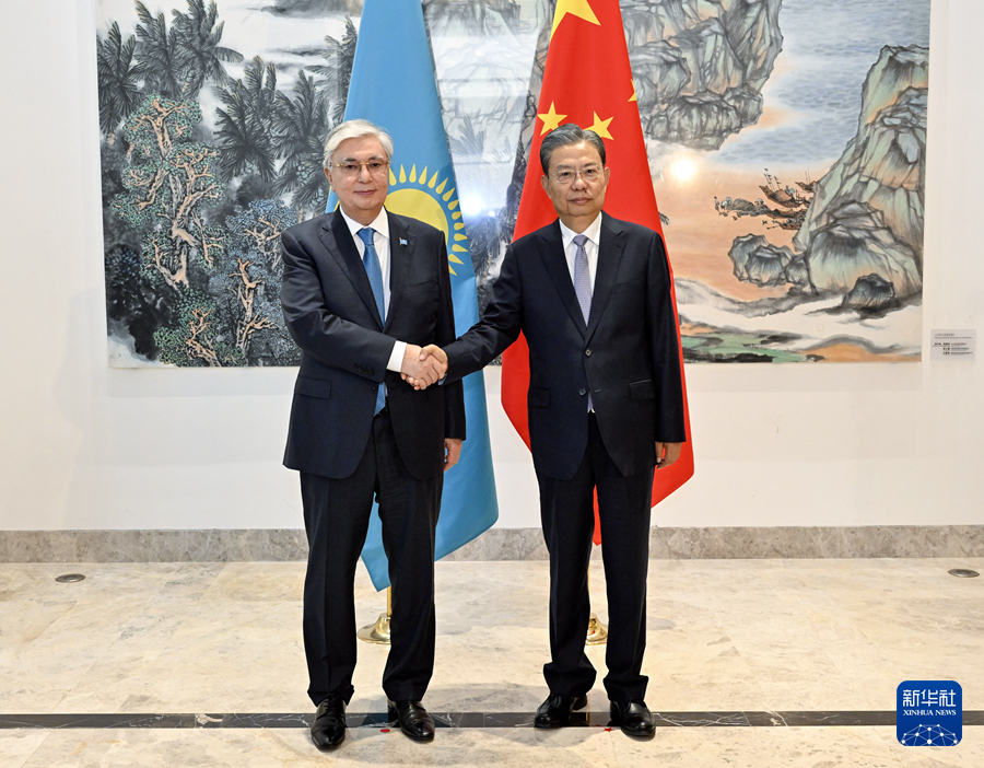 Zhao Leji (R), chairman of the National People's Congress (NPC) Standing Committee, meets with Kazakh President Kassym-Jomart Tokayev in Boao, China's Hainan Province, March 28, 2024. /Xinhua