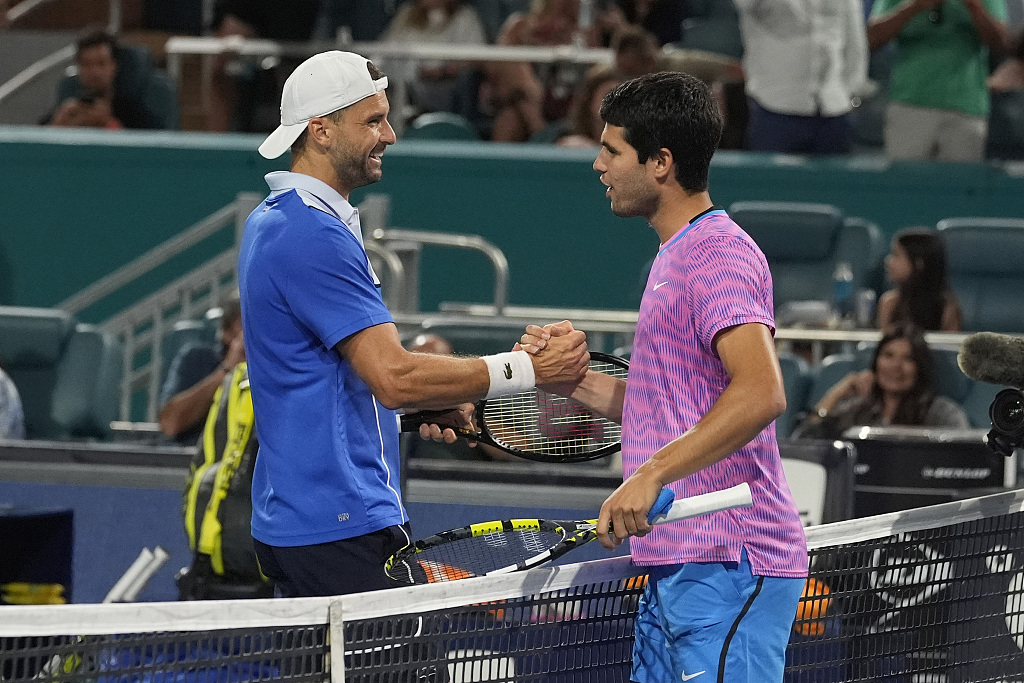 Grigor Dimitrov (L) of Bulgaria and Carlos Alcaraz of Spain greet each other at the end of their match during the Miami Open tennis tournament in Miami, U.S., March 28, 2024. /CFP