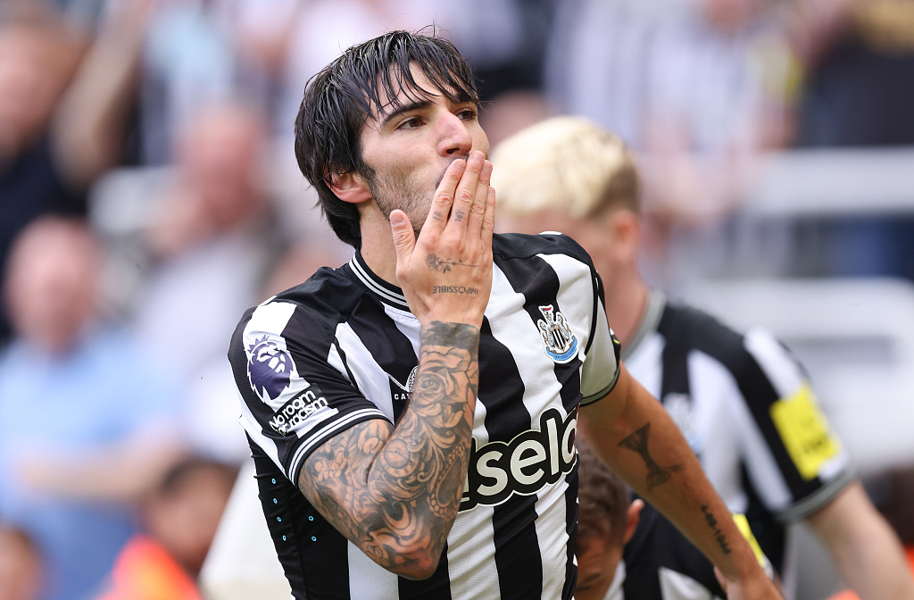 Sandro Tonali of Newcastle United celebrates after scoring the team's first goal during their clash with Aston Villa at St. James Park in Newcastle upon Tyne, England, August 12, 2023. /CFP