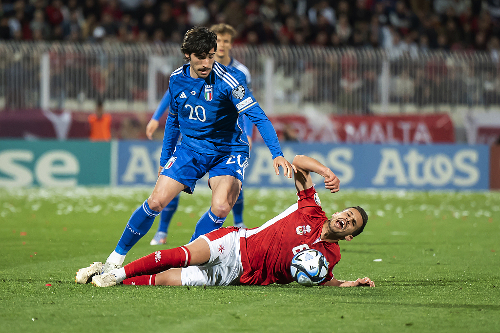 Italy's Sandro Tonali (#20) challenges for the ball with Malta's Matthew Guilllaumier during their clash at the National stadium in Valletta, Malta, March 26, 2023. /CFP