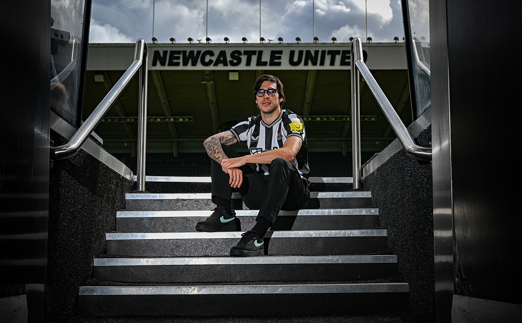 Newcastle United new signing Sandro Tonali poses for photographs at St. James' Park in Newcastle upon Tyne, England, July 6, 2023. /CFP