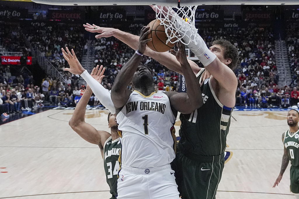 Zion Williamson (#1) of the New Orleans Pelicans drives toward the rim in the game against the Milwaukee Bucks at Smoothie King Center in New Orleans, Louisiana, March 28, 2024. /CFP