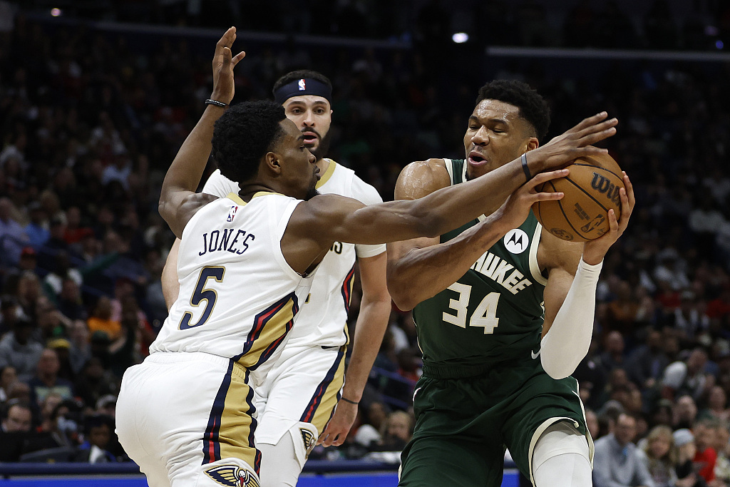 Herbert Jones (#5) of the New Orleans Pelicans guards Giannis Antetokounmpo (#34) of the Milwaukee Bucks in the game at Smoothie King Center in New Orleans, Louisiana, March 28, 2024. /CFP