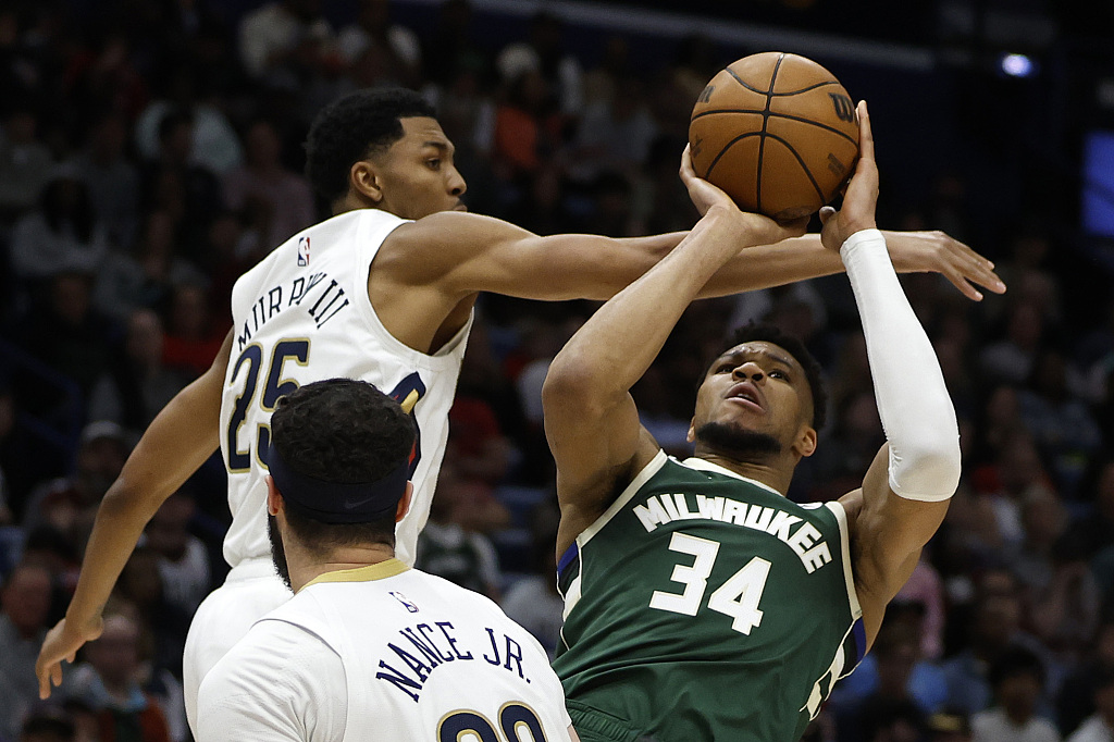 Giannis Antetokounmpo (#34) of the Milwaukee Bucks shoots in the game against the New Orleans Pelicans at Smoothie King Center in New Orleans, Louisiana, March 28, 2024. /CFP