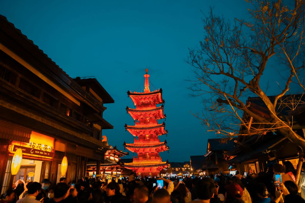 Visitors enjoy evening time in Nianhuawan tourist town in Wuxi, Jiangsu Province on March 24, 2024. /CFP