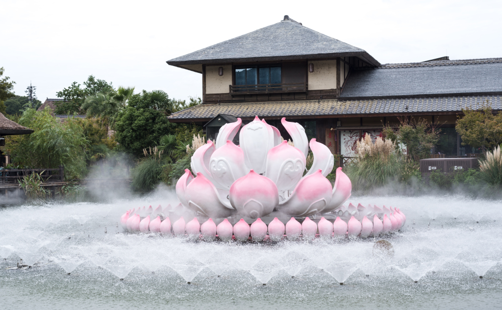 A lotus flower-shaped installation is pictured on a square in Nianhuawan tourist town in Wuxi, Jiangsu Province on October 6, 2023. /CFP