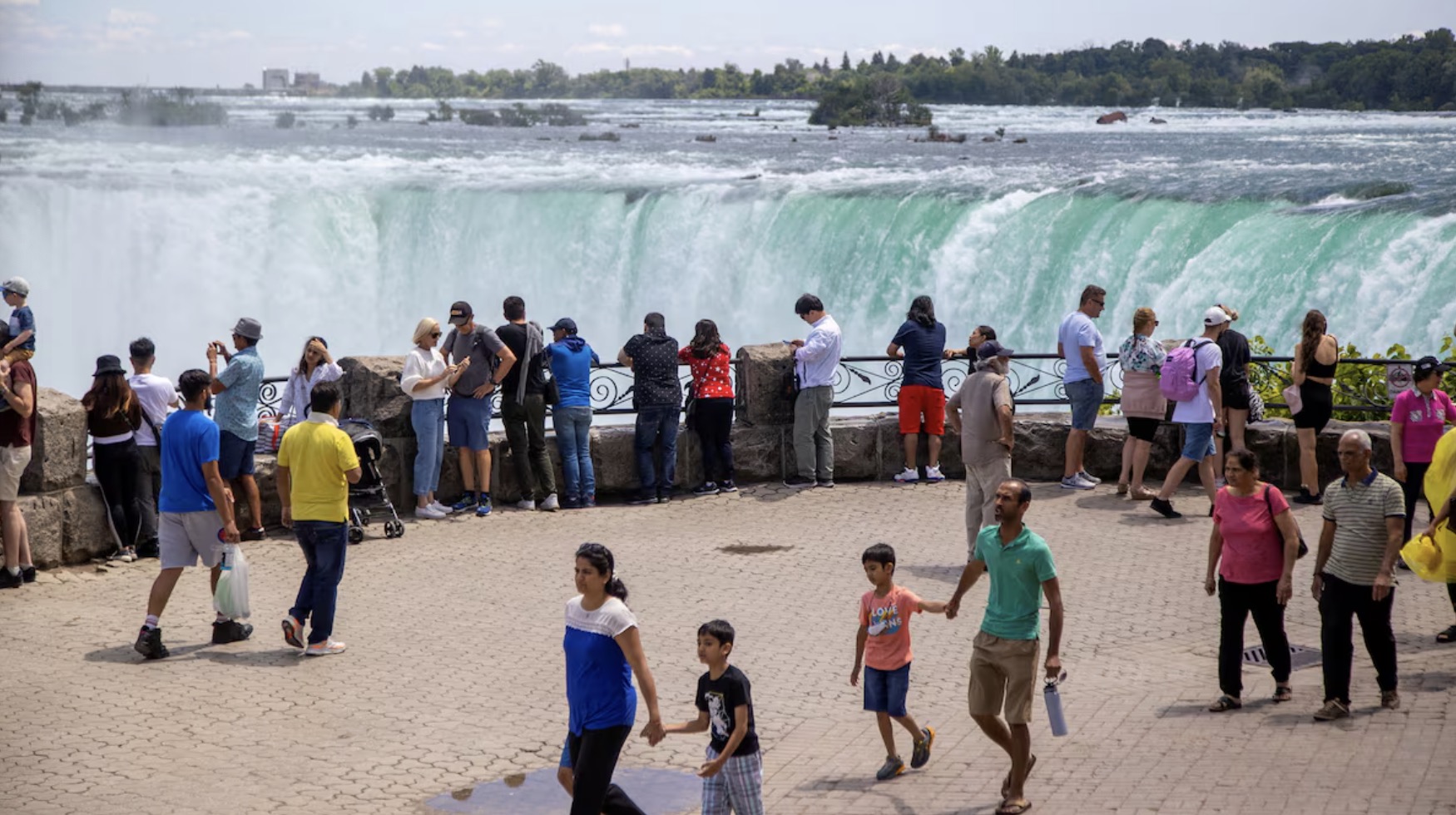 Tourists take photos in front of Niagara Falls in Niagara Falls, Ontario, Canada June 28, 2022. /Reuters