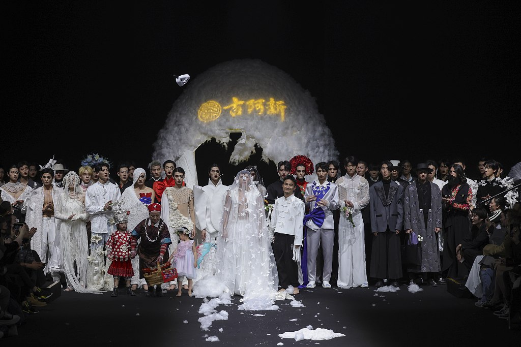 Models pose for a photo at the Guaxin collection show by designer Yang Chunlin at the Autumn/Winter 2024 China Fashion Week in Beijing on March 29, 2024. /CFP