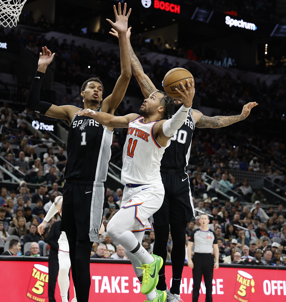 Jalen Brunson (#11) of the New York Knicks drives against the defense of Victor Wembanyama (#1) of the San Antonio Spurs in the game at the Frost Bank Center in San Antonio, Texas, March 29, 2024. /CFP