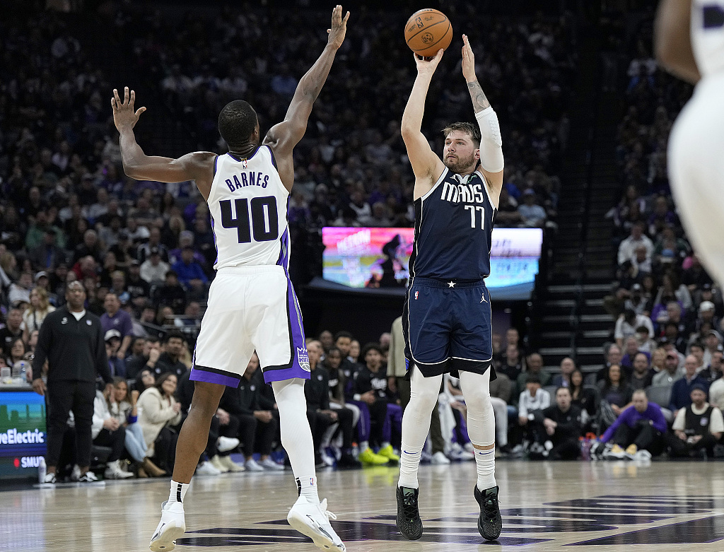 Luka Doncic (R) of the Dallas Mavericks shoots in the game against the Sacramento Kings at Golden 1 Center in Sacramento, California, March 29, 2024. /CFP