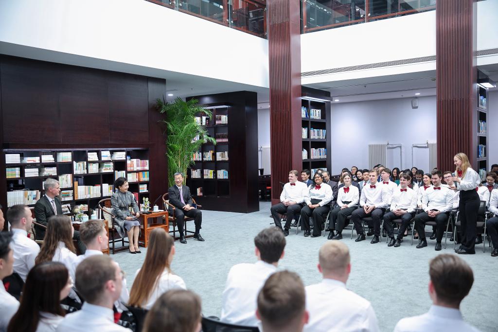 Peng Liyuan meets with student representatives of the Chinese Choir of the Burg Gymnasium at Beijing No.35 High School in Beijing, capital of China, March 28, 2024. /Xinhua