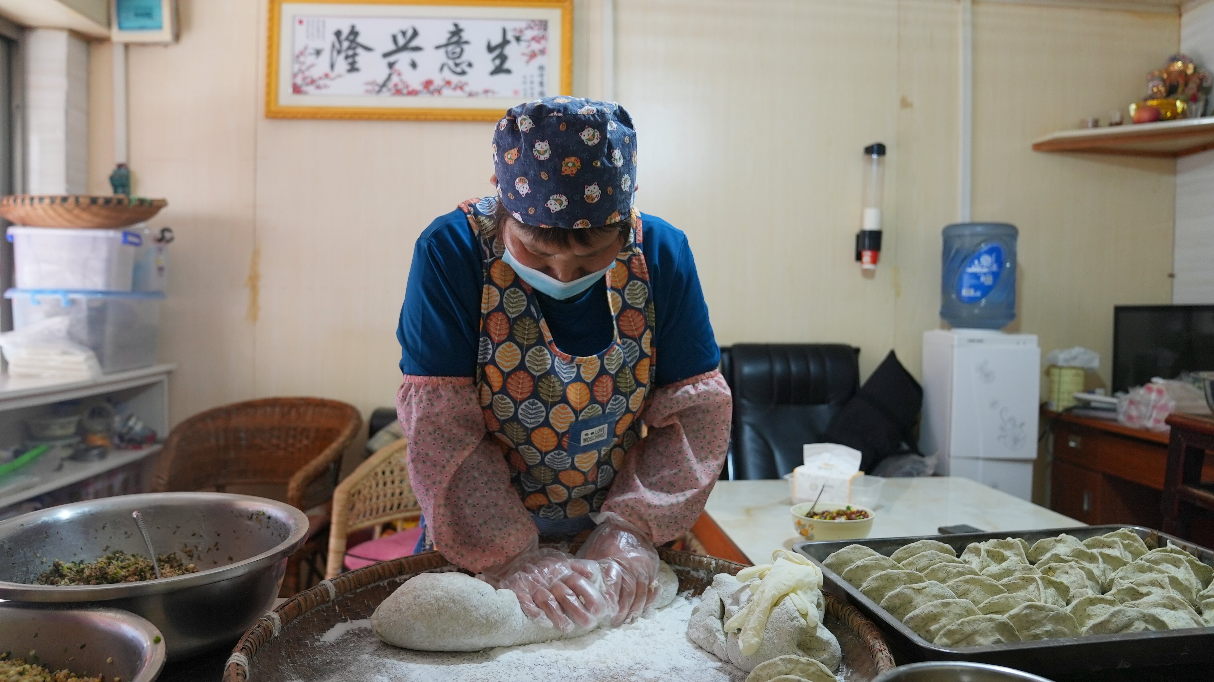 A photo shows a woman making Qingmingba at a workshop in Tongren, Guizhou Province. /Photo provided to CGTN