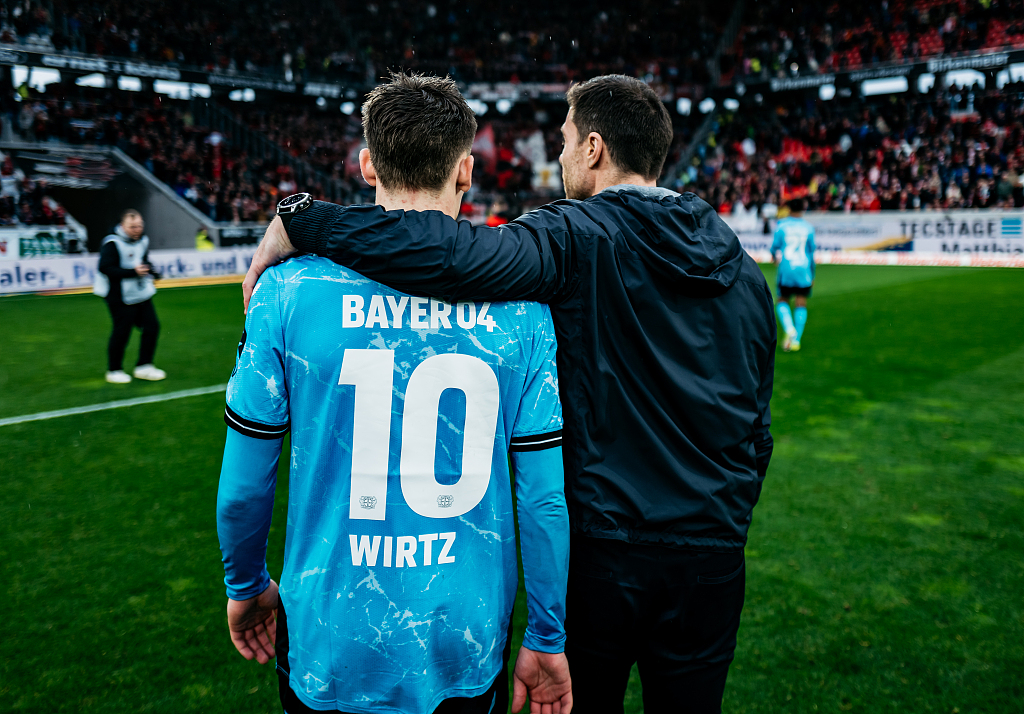 Xabi Alonso (R), manager of Leverkusen, talks to his player Florian Wirtz after the 3-2 Bundesliga win over Freiburg at the Europa-Park Stadium in Freiburg, Germany, March 17, 2024. /CFP