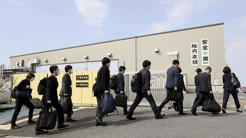 Staff members of the Japanese Ministry of Health, Labour and Welfare enter a factory of Meitan Honpo, a subsidiary of Kobayashi Pharmaceutical, for on-site inspection in Kinokawa City, Wakayama Prefecture, Japan, March 31, 2024. /CFP