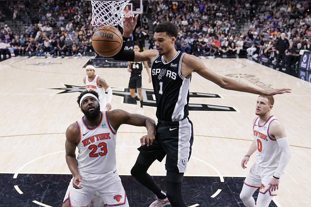 The San Antonio Spurs center Victor Wembanyama (#1) scores during the NBA game against the New York Knicks in San Antonio, U.S., March 29, 2024. /CFP