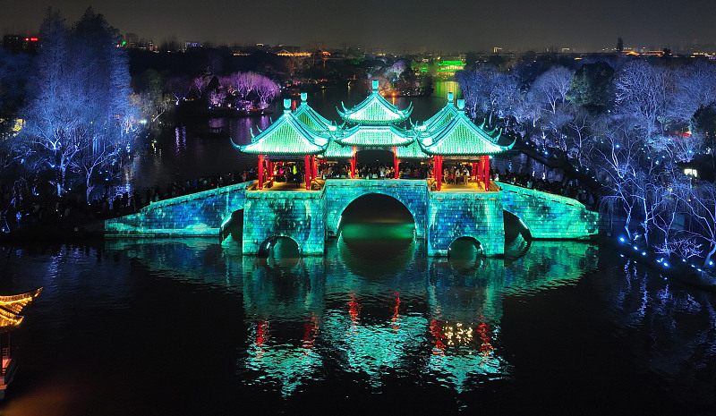 The Slender West Lake is illuminated by a range of light decorations at night in Yangzhou City, Jiangsu Province, February 13, 2024. /CFP