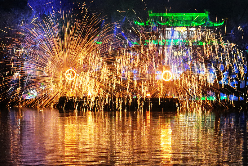 A molten iron throwing show is held at Slender West Lake, in Yangzhou City, Jiangsu Province, February 13, 2024. /CFP