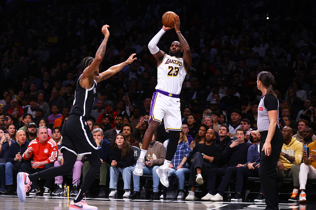 LeBron James (#23) of the Los Angeles Lakers shoots in the game against the Brooklyn Nets at the Barclays Center in Brooklyn, New York City, March 31, 2024. /CFP