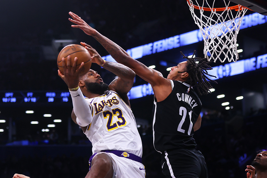 LeBron James (#23) of the Los Angeles Lakers drives toward the rim in the game against the Brooklyn Nets at the Barclays Center in Brooklyn, New York City, March 31, 2024. /CFP
