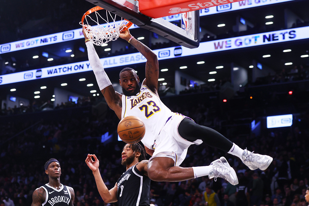 LeBron James (#23) of the Los Angeles Lakers dunks in the game against the Brooklyn Nets at the Barclays Center in Brooklyn, New York City, March 31, 2024. /CFP