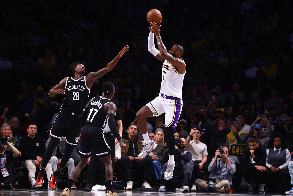 LeBron James (R) of the Los Angeles Lakers shoots in the game against the Brooklyn Nets at the Barclays Center in Brooklyn, New York City, March 31, 2024. /CFP