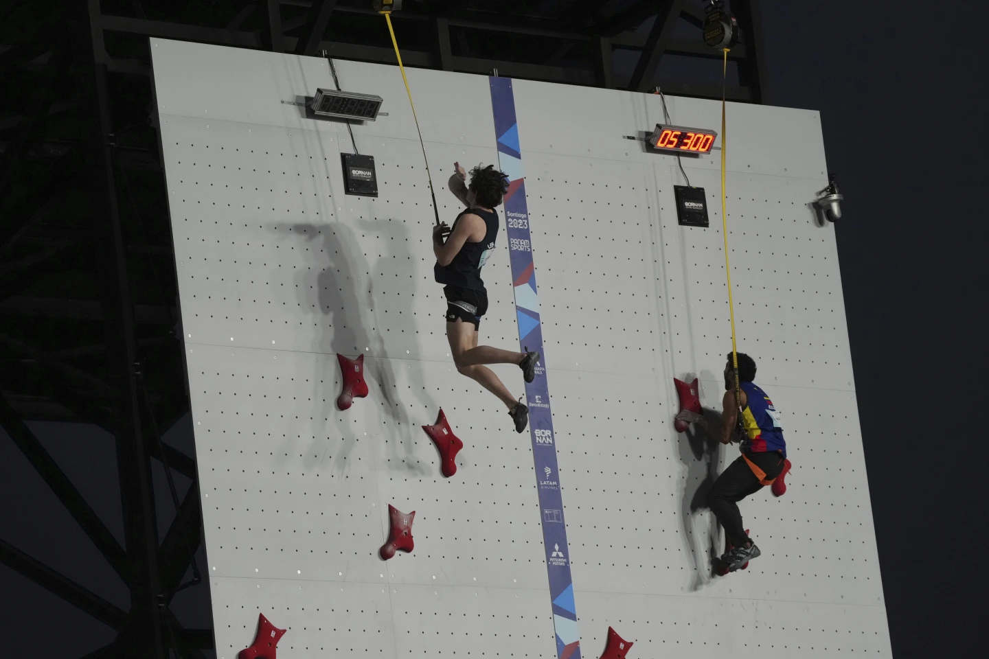 Samuel Watson (L) of USA competes in the speed climbing men's event at the Pan American Games in Santiago, Chile, October 22, 2023. /AP