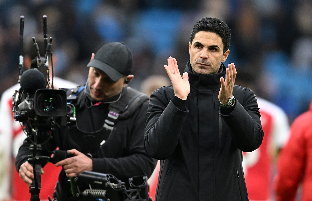 Arsenal manager Mikel Arteta acknowledges the fans after their Premier League clash with Manchester City at the Etihad Stadium in Manchester, England, March 31, 2024. /CFP