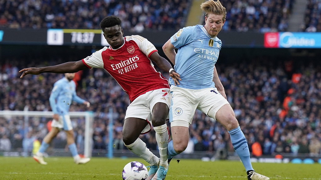 Bukayo Saka (L) of Arsenal tussles with Kevin De Bruyne of Manchester City during their Premier League clash at the Etihad Stadium in Manchester, England, March 31, 2024. /CFP