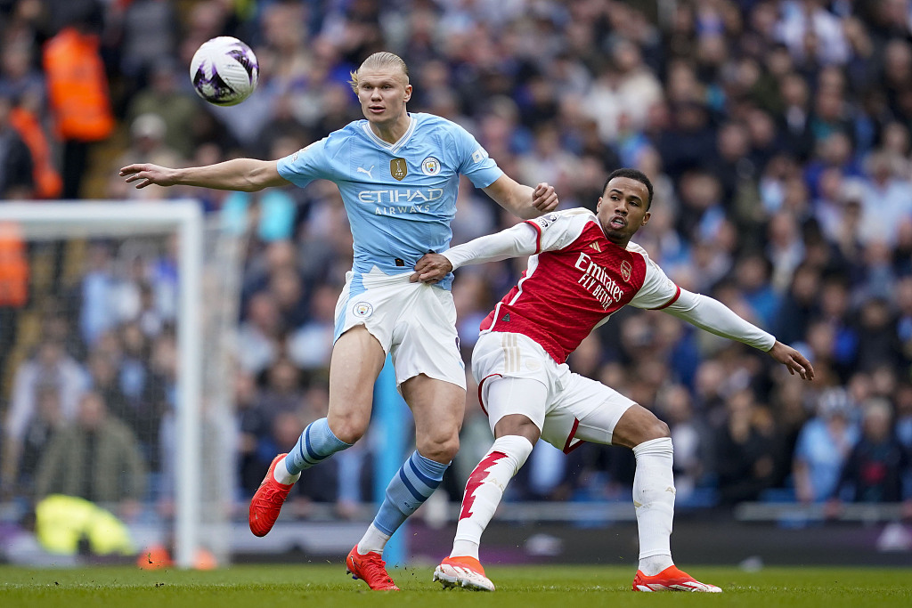 Manchester City's Erling Haaland (L) duels for the ball with Arsenal's Gabriel during their Premier League clash at the Etihad Stadium in Manchester, England, March 31, 2024. /CFP
