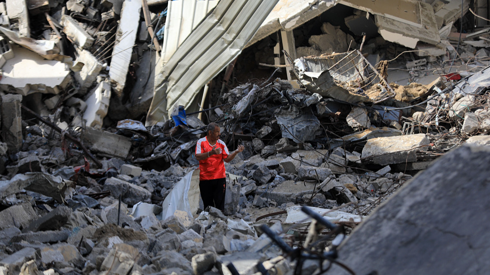 A Palestinian collecting his belongings from the rubble of their houses destroyed by Israeli attacks on Al-Jenine neighborhood in Rafah, Gaza, March 31, 2024. /CFP