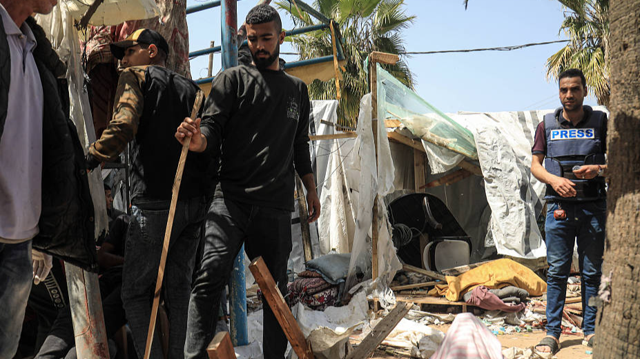 Palestinians check the damage at a makeshift camp for displaced people in front of the Al-Aqsa Hospital in Deir al-Balah in the central Gaza, after it was hit by Israel bombardment, March 31, 2024. /CFP