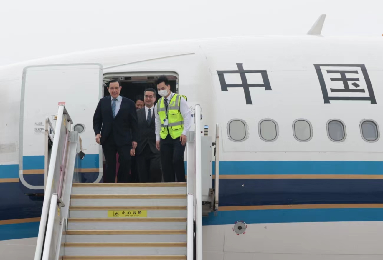 Ma Ying-jeou arrives at Shenzhen Bao'an International Airport, Shenzhen, Guangdong Province, China, April 1, 2024. /Shenzhen Special Zone Daily