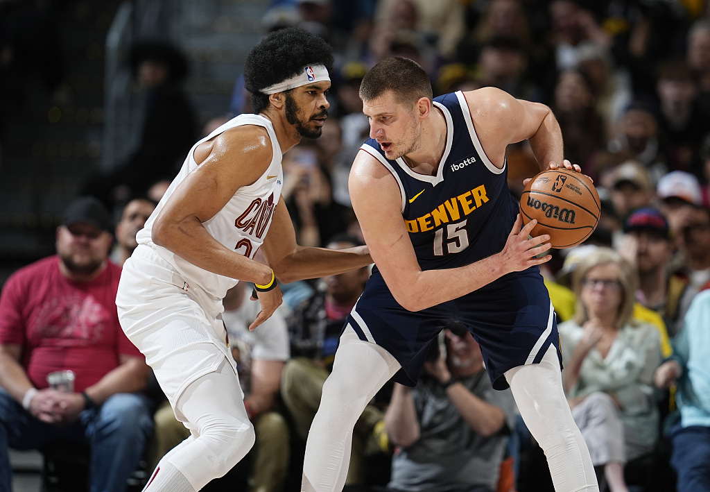 Nikola Jokic (R) of the Denver Nuggets posts up in the game against the Cleveland Cavaliers at Ball Arena in Denver, Colorado, March 31, 2024. /CFP