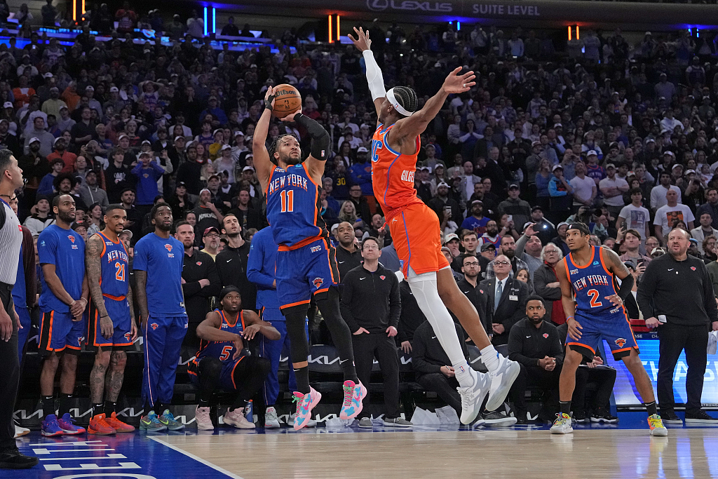 Jalen Brunson (#11) of the New York Knicks shoots in the game against the Oklahoma City Thunder at Madison Square Garden in New York City, March 31, 2024. /CFP