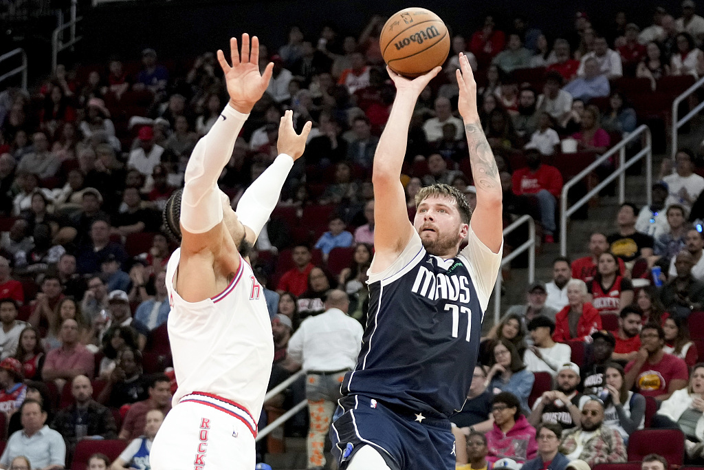 Luka Doncic (R) of the Dallas Mavericks shoots in the game against the Houston Rockets at the Toyota Center in Houston, Texas, March 31, 2024. /CFP