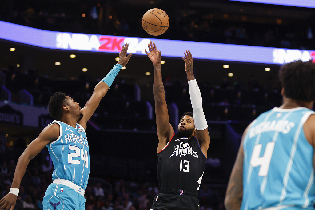 Paul George (#13) of the Los Angeles Clippers shoots in the game against the Charlotte Hornets at Spectrum Center in Charlotte, North Carolina, March 31, 2024. /CFP