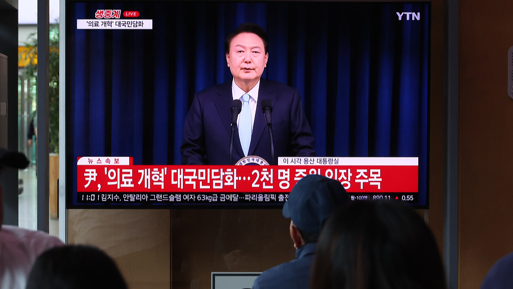 People watch ROK President Yoon Suk-yeol's address to the nation on the government's medical reform proposals in Seoul, ROK, April 1, 2024. /CFP