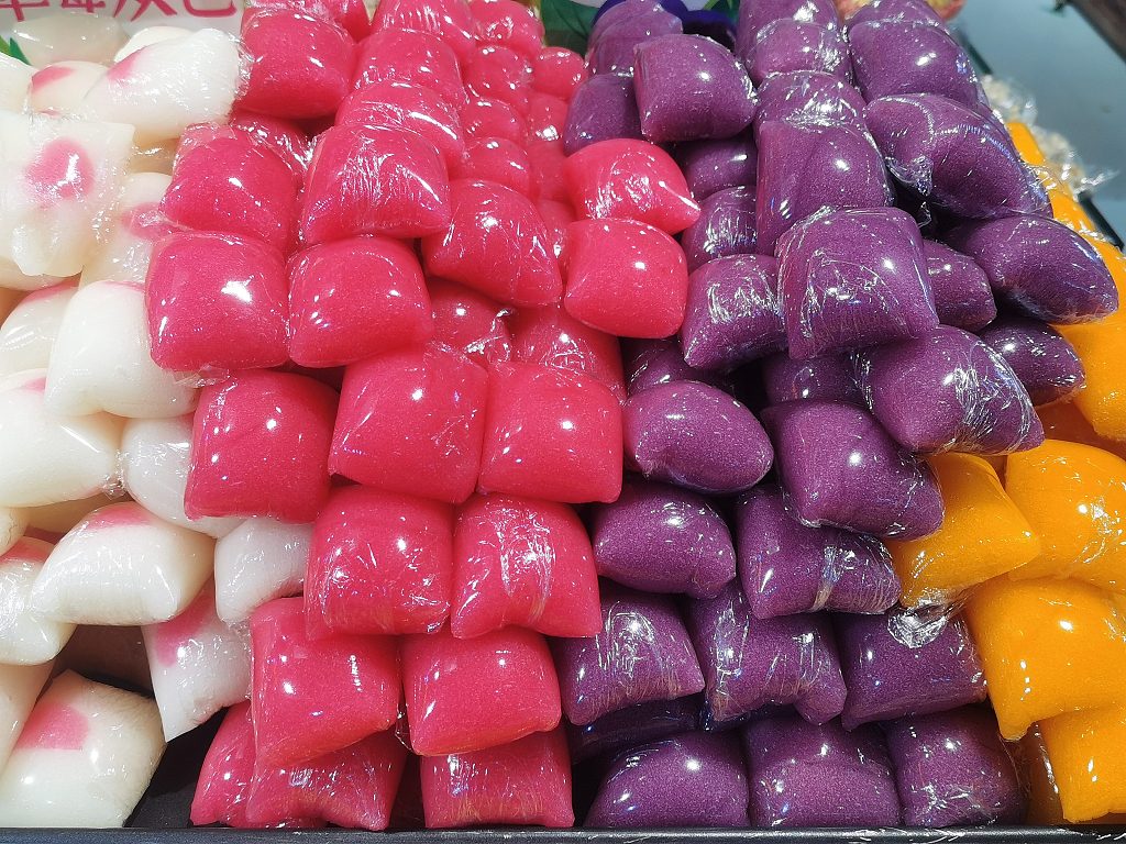 Colorful Qingtuan are on sale at a supermarket in Handan, Hebei Province on March 2, 2024. /CFP