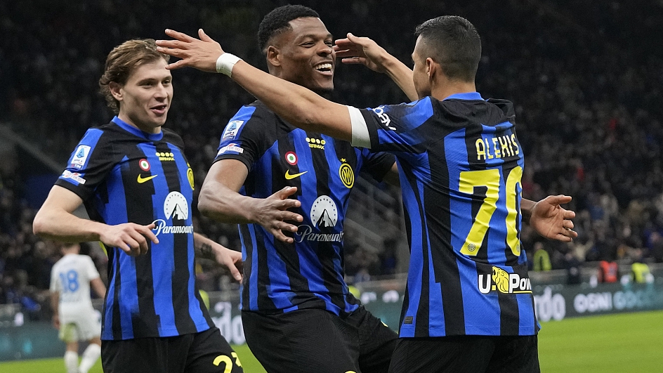 Inter Milan players celebrate during their clash with Empoli at the San Siro Stadium in Milan, Italy, April 1, 2024. /CFP