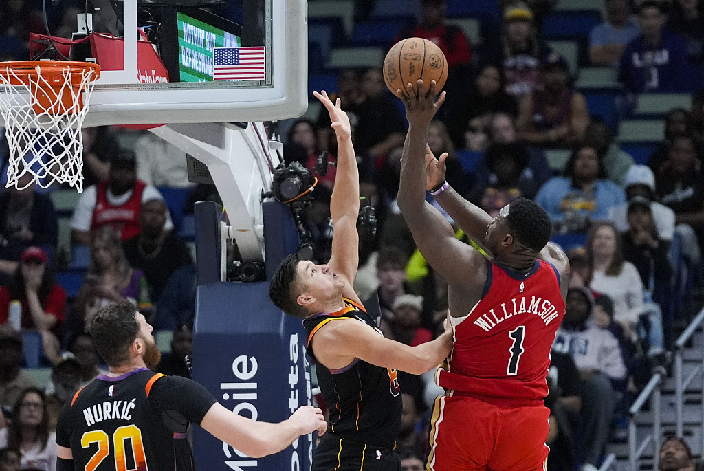 Zion Williamson (#1) of the New Orleans Pelicans drives toward the rim in the game against the Phoenix Suns at Smoothie King Center in New Orleans, Louisiana, April 1, 2024. /CFP