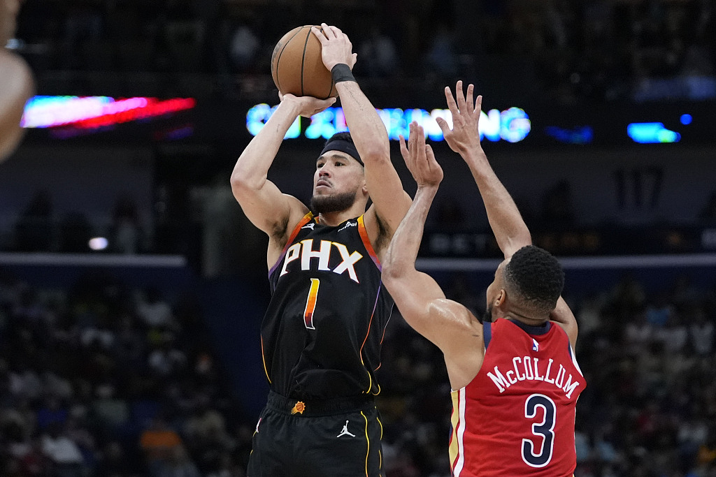 Devin Booker (#1) of the Phoenix Suns shoots in the game against the New Orleans Pelicans at Smoothie King Center in New Orleans, Louisiana, April 1, 2024. /CFP