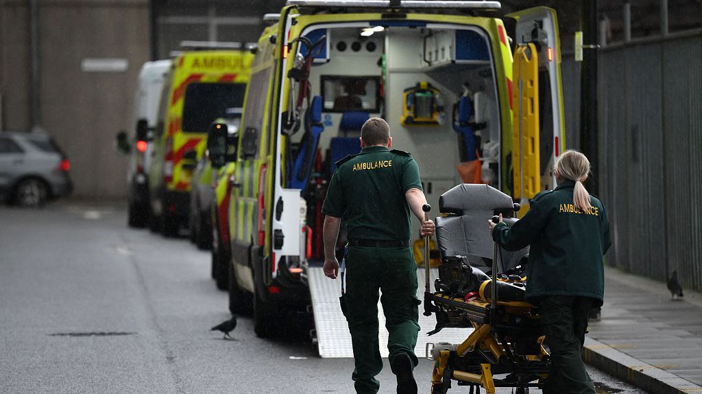 Ambulance staff push a stretcher outside the Royal London hospital in east London, the UK, January 4, 2023. /CFP
