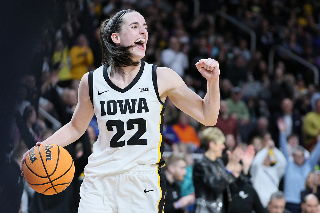 Caitlin Clark of the Iowa Hawkeyes celebrates after beating the LSU Tigers 94-87 in the NCAA Women's Basketball Tournament at MVP Arena in Albany, New York, U.S., April 1, 2024. /CFP