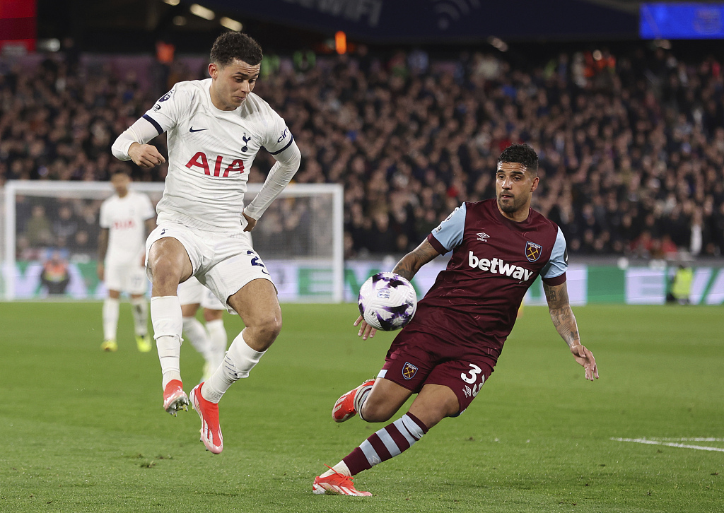 Brennan Johnson (L) of Tottenham Hotspur and Emerson Palmieri of West Ham United challenge for the ball during their Premier League match at the London Stadium in London, England, April 2, 2024. /CFP