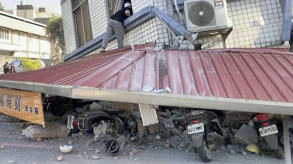 In this image taken from a footage broadcast by TVBS, a man checks a partially collapsed building in Hualien County, Taiwan, China, April 3, 2024. /CFP