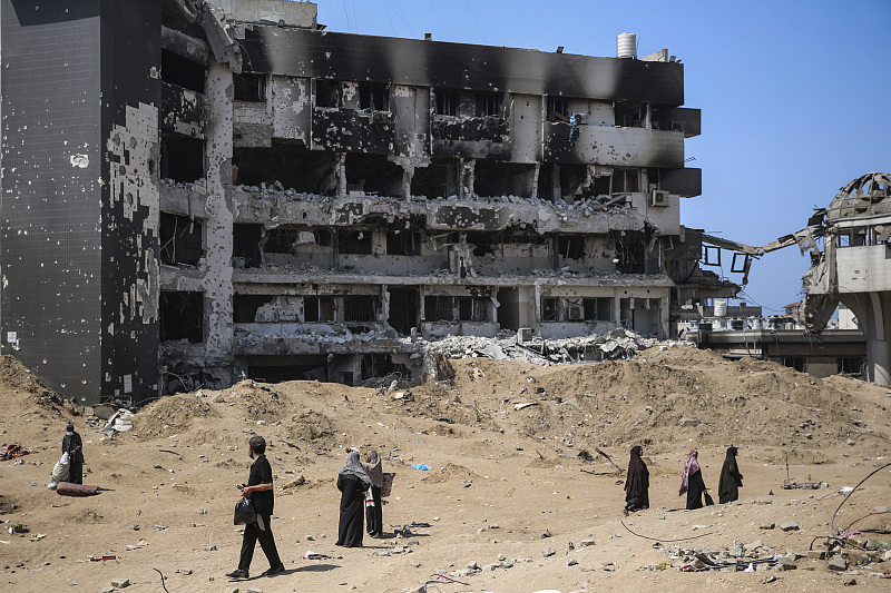 Palestinians seen walking outside the damaged al-Shifa Hospital complex after a two-week military operation by the Israeli army in Gaza City, April 2, 2024. /CFP
