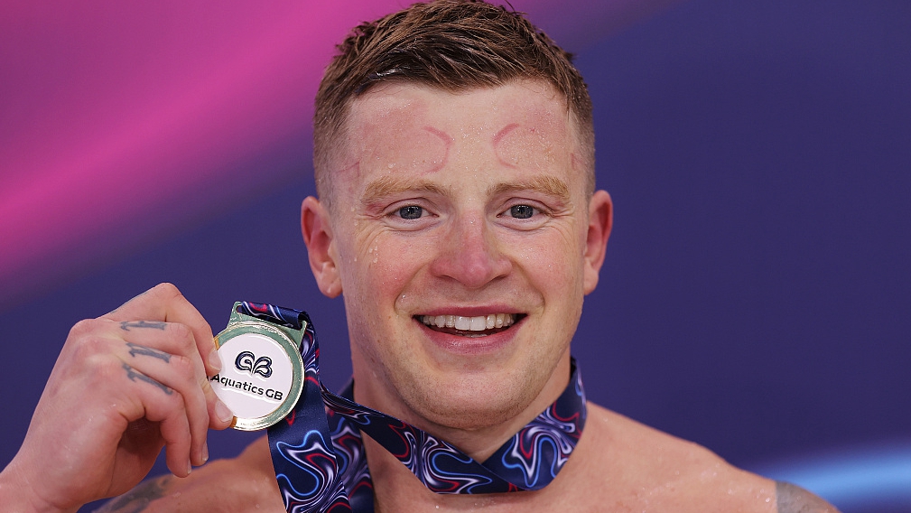 Adam Peaty poses for a photo with his medal after winning the men's 100m breaststroke final at the British Swimming Championships in London, England, April 2, 2024. /CFP